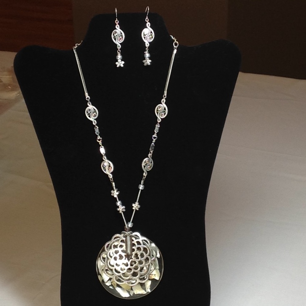 CHICO'S...Stunning, statement piece w/ earrings